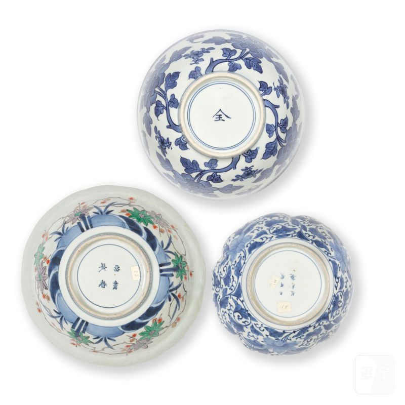 江戶/明治時代 十八/十九世紀 伊萬里盌两件及青花花卉紋盌一件 | TWO IMARI BOWLS AND A BLUE AND WHITE 'PEONIES' BOWL - 图3